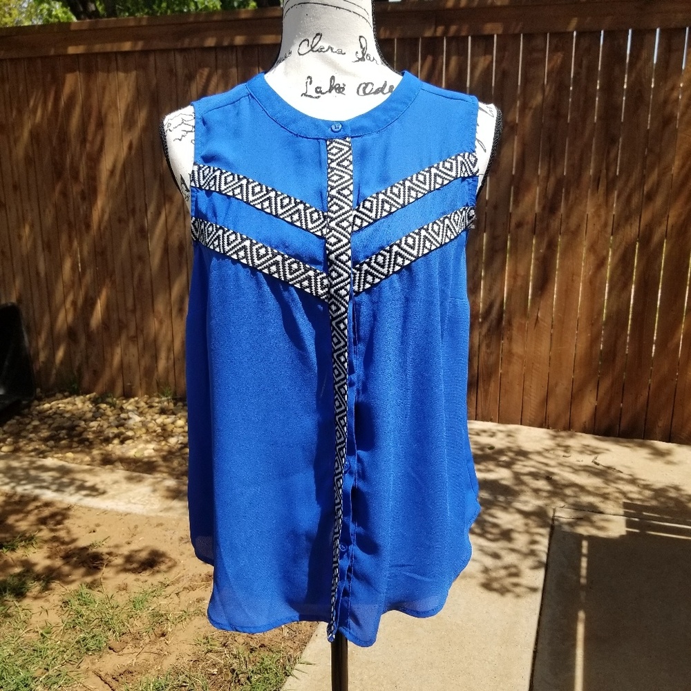 Sleeveless blue button down Medium